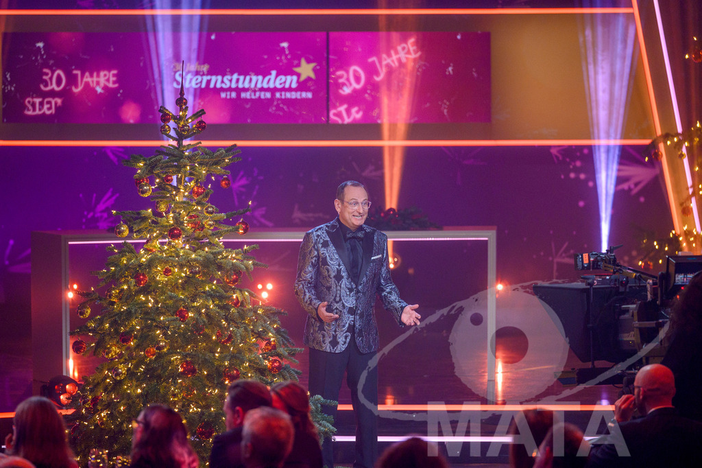 _DWI6163 | Volker Heißmann bei '30 Jahre Sternstunden-Gala 2023' in der Frankenhalle. Nürnberg, 15.12.2023 - Realisiert mit Pictrs.com