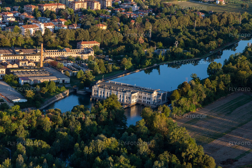 Aerial view: Dam on the Muzza Canal in Cassano d’Adda in the state Lombardy, Italy. – Photo: IMG_134458.jpg taken on 09/19/2022 by Werner Riehm/FLY-FOTO.com – Resolution of the original: 5472 x 3648 px