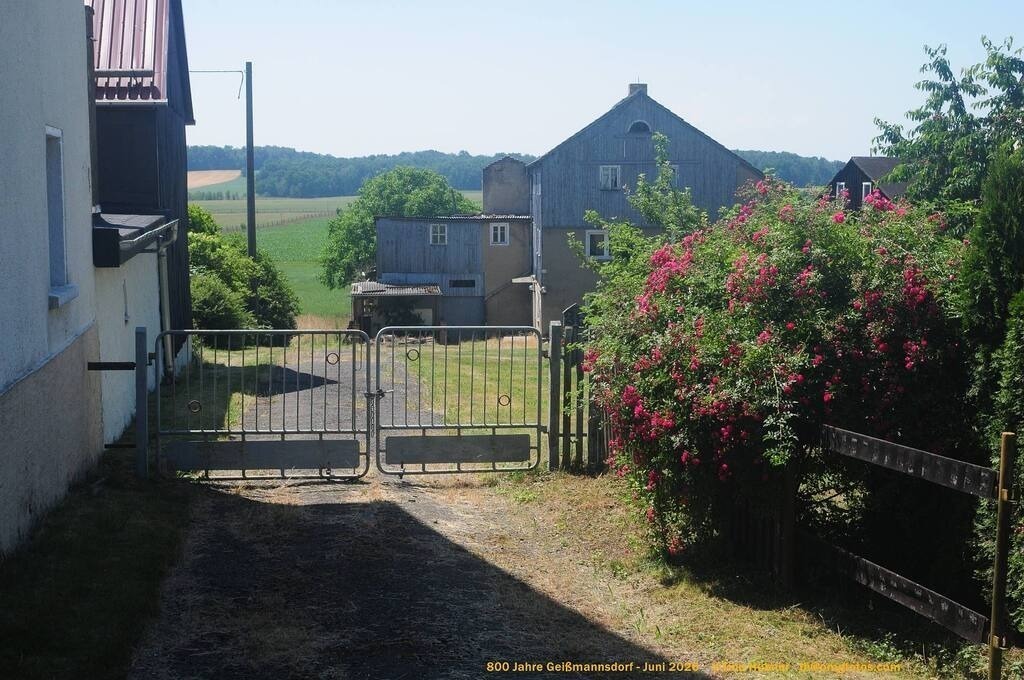 Geißmannsdorf-2026-Ortsbilder-290 | Geißmannsdorf bei Bischofswerda im Sommer 2026. Ein fotografischer Streifzug durch das Dorf Geißmannsdorf, mit Gebäuden, Straßen, Strohpuppen und geschmückten Vorgärten und Grundstücken anlässlich der 800-Jahr-Feier von Geißmannsdorf im Juni 2026 - Realisiert mit Pictrs.com