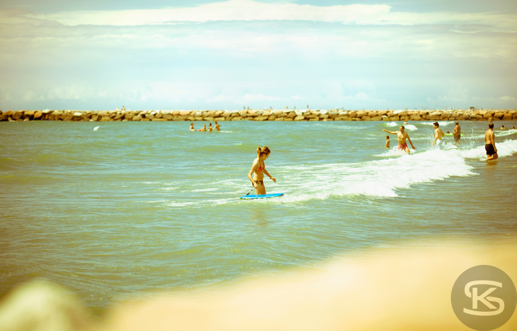 Beach Life - Momente am Meer: Alltag und Stille an der Adria | Dokumentarische Strandfotografie von der italienischen Adriaküste. Intime Aufnahmen von Caorle, Cavallino-Treporti und Eraclea Mare zeigen separierte Menschen in Momenten der Ruhe und Kontemplation. Eine fotografische Studie über Einsamkeit und Entspannung am Strand von Fotograf Stefan Kuhn. - Realisiert mit Pictrs.com