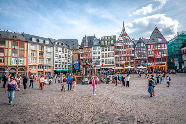 MBF_1868 | Belebter Marktplatz mit Fachwerkhäusern und Menschen in der Frankfurter Altstadt, Frankfurt am Main, Hessen, Deutschland - Realisiert mit Pictrs.com