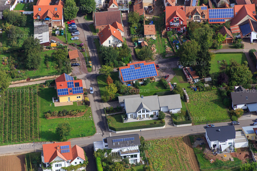 Luftbild: Am Pfarrgarten im Ortsteil Heuchelheim in Heuchelheim-Klingen im Bundesland Rheinland-Pfalz in Deutschland. Foto: IMG_072610.jpg vom 19.09.2014 durch Werner Riehm/FLY-FOTO.deAuflösung des Originals: 5472 x 3648 px