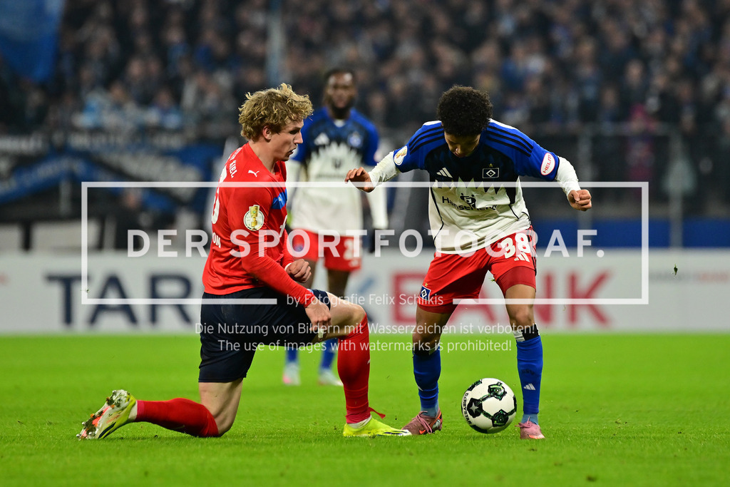 Fußball I Herren I Saison 2025-2026 I DFB-Pokal I Achtelfinale I Hamburger SV - Holstein Kiel I 36894 | Lasse Rosenboom (23, Holstein Kiel) Alexander Rossing-Lelesiit (38, Hamburger SV) - Realisiert mit Pictrs.com