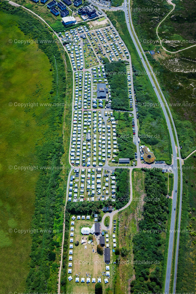 Sylt_Rantum_Campingplatz_ELS_9824130825 | RANTUM (SYLT) 13.08.2025 Campingplatz mit Wohnwagen und Zelten im Küstenbereich der Nordsee und dem Rantumbecken am Campingplatz in Rantum (Sylt) im Bundesland Schleswig-Holstein, Deutschland. Weiterführende Informationen bei: Campingplatz Rantum. // Campsite with caravans and tents in the coastal area of the North Sea and the Rantum Basin at the campsite in Rantum (Sylt) in the federal state of Schleswig-Holstein, Germany. Further information at: Campingplatz Rantum. Foto: Martin Elsen