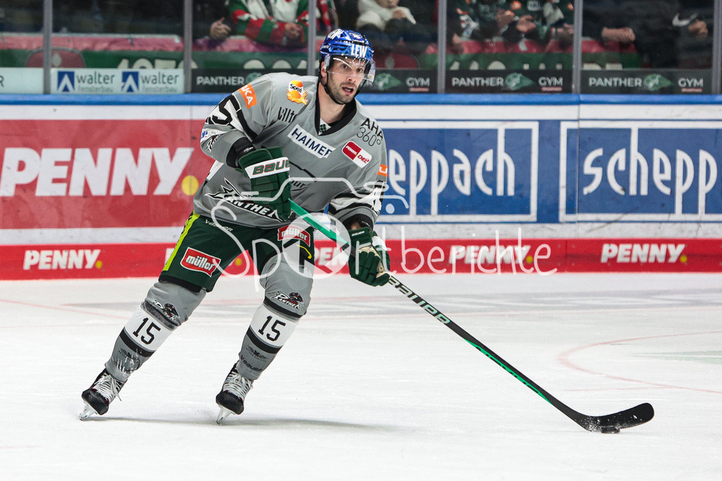 Augsburger Panther - Iserlohn Roosters | Blaz GREGORC (AEV #15) am Puck