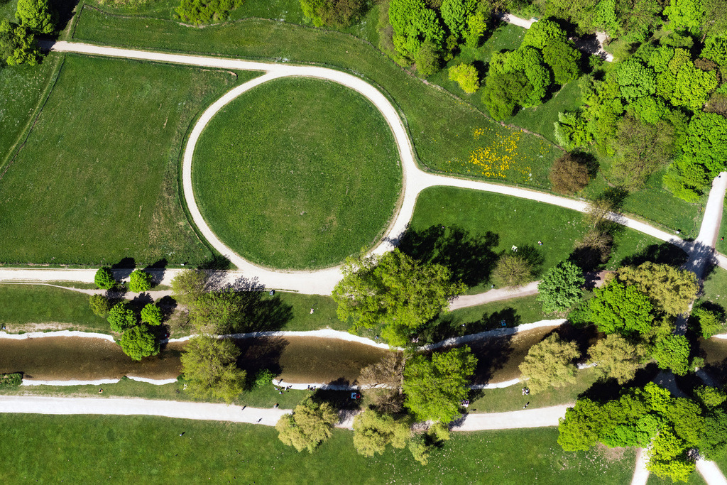 dr__0063492.jpg | MüNCHEN 29.04.2025 Erholungspark Englischer Garten mit Schwabinger Bach in München im Bundesland Bayern. Die besonders im Hochsommer von Sonnenbadenden als Liegeflächen besuchten Wiesen- und Freiflächen der Parkanlage werden von der Bayerischen Verwaltung der staatlichen Schlösser, Gärten und Seen unterhalten. // Englischer Garten in Munich in the state Bavaria, Germany. Foto: Daniel Reiter