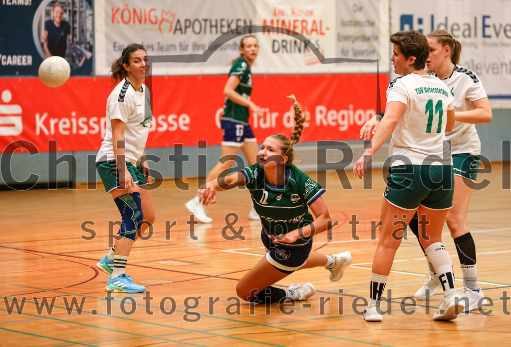 2023-09-16_023_TSV_Vaterstetten_gegen_SV_Muenchen_Laim | Baldham, Deutschland, 16.09.2023:
Handball, Bayernliga Frauen Staffel Süd 2023 / 2024, 1. Spieltag, TSV Vaterstetten gegen SV München Laim, Endergebnis: 23:34

Franziska Neumaier (SV München Laim, #12), Anna-Lena Vogel (TSV Vaterstetten, #11), Kristin Wimmer (TSV Vaterstetten, #16)

Foto: Christian Riedel / fotografie-riedel.net
