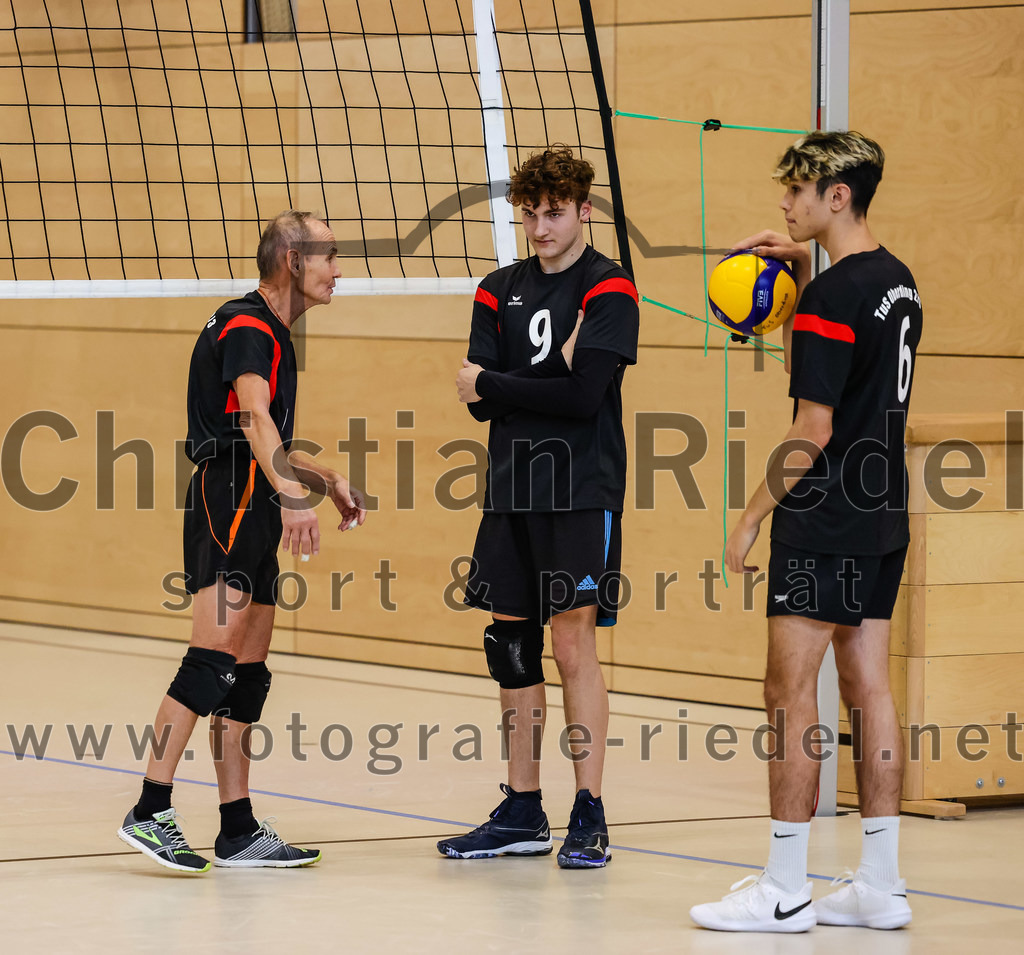 2021-11-27_014_TuS_Oberding_II_gegen_MTV_1881_Ingolstadt_III | Oberding, Deutschland, 27.11.2021:
Volleyball, Kreisliga 2021 / 2022, 5. Spieltag, TuS Oberding II gegen MTV 1881 Ingolstadt III, Endergebnis: 3:2

Andreas Ruß (TuS Oberding, #1), Hayden Lorenz (TuS Oberding, #9), Nicolas Barbona (TuS Oberding, #6)

Foto: Christian Riedel / fotografie-riedel.net