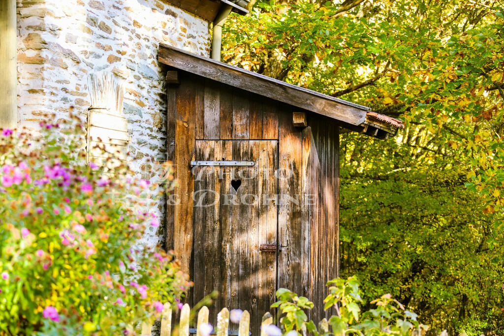 Stilles Örtchen Plumpsklo-3583 | Auf dem Bauernhof gehört das Plumpsklo zur traditionellen Sanitäranlage. Mit rustikalem Charme und Nostalgie erinnert es an vergangene Zeiten.. Die Toiletteninstallation im Freien ist ein unverzichtbarer Bestandteil des ländlichen Lebens. - Realisiert mit Pictrs.com
