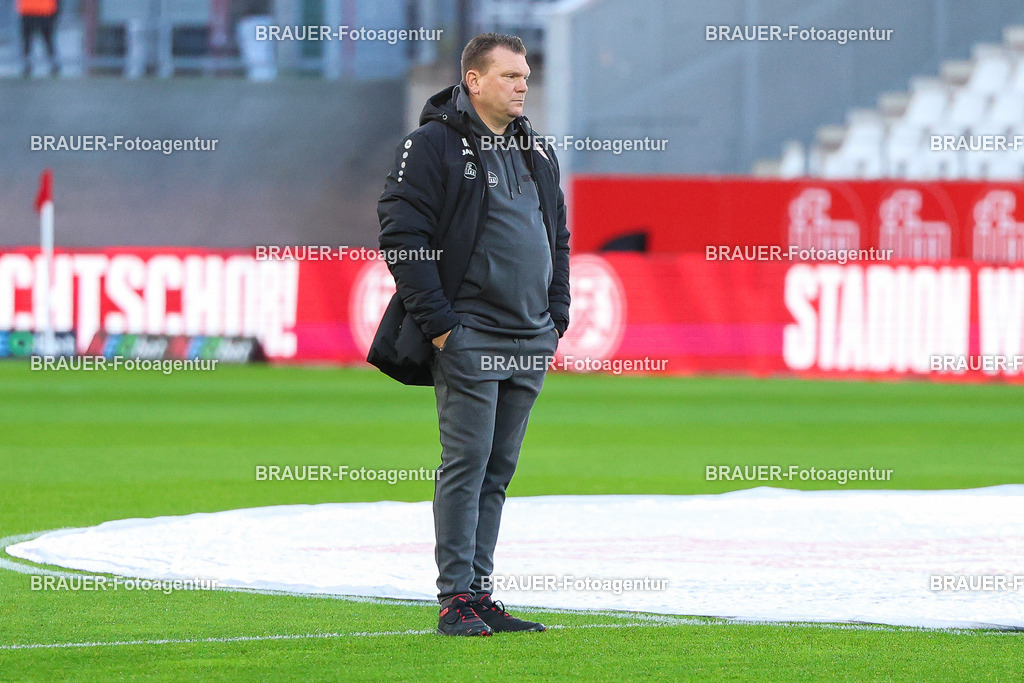 Rot-Weiss Essen - 1.Fc Schweinfurt | Essen, Deutschland, 02.11.2025 Uwe Koschinat (Rot-Weiss Essen) schautwährend des 3.Liga Spiels zwischen  Rot-Weiss Essen und 1.Fc Schweinfurt am 02.11.2025 im Stadion an der Hafenstraße in Essen. (Foto von Timo Bluhmki-Schmidt/Brauer Fotoagentur