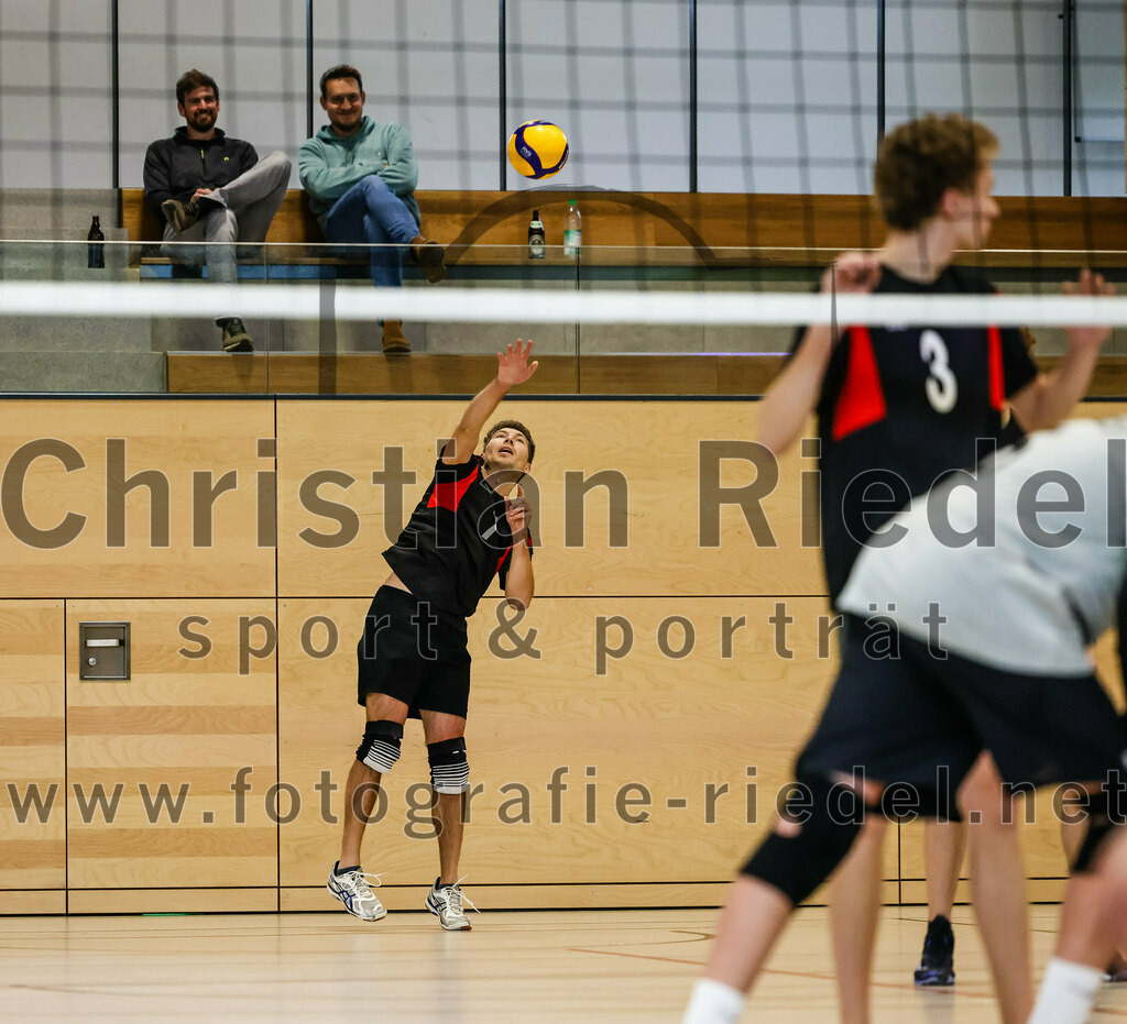 2021-11-27_104_TuS_Oberding_II_gegen_MTV_1881_Ingolstadt_III | Oberding, Deutschland, 27.11.2021:
Volleyball, Kreisliga 2021 / 2022, 5. Spieltag, TuS Oberding II gegen MTV 1881 Ingolstadt III, Endergebnis: 3:2

Christoph Stegemann (TuS Oberding, #7), Karl Scholz (TuS Oberding, #3)

Foto: Christian Riedel / fotografie-riedel.net