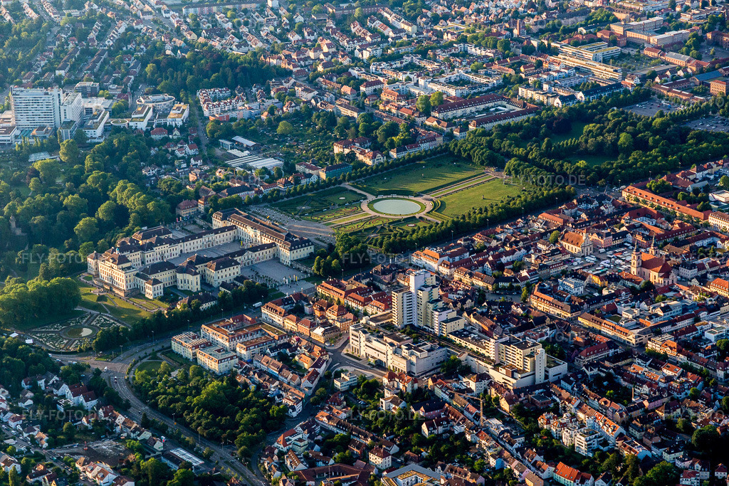 Luftbild: Schloßpark blühendes Barock von Schloß Residenzschloss Ludwigsburg und Favoritepark in Ludwigsburg im Bundesland Baden-Württemberg in Deutschland. Foto: IMG_101540.jpg vom 08.07.2017 durch Werner Riehm/FLY-FOTO.de