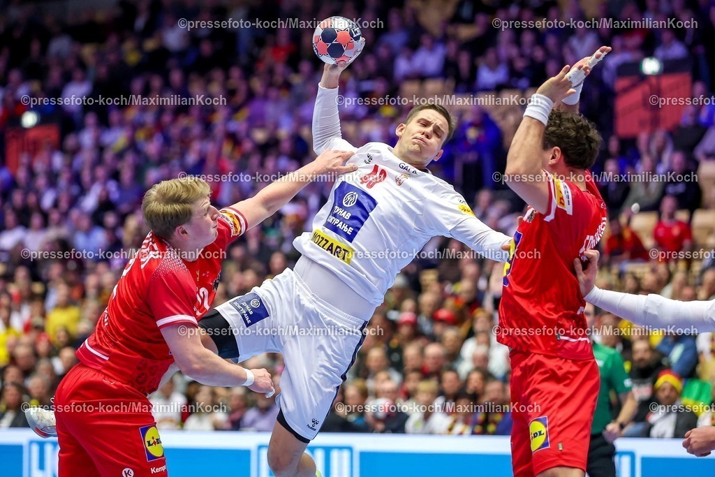 EHF19012601037 | 19.01.2026, Handball, Men's EHF EURO 2026, Österreich - Serbien, Jyske Bank Boxen in Herning, Dänemark, Preliminary Round:  Stefan Dodic (Serbien #40) im Zweikampf gegen   Lukas Hutecek (Austria #72)  Lukas Herburger (Austria #26) 