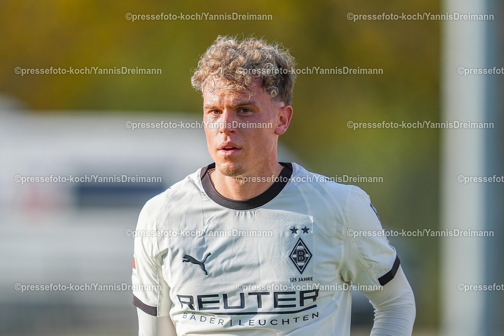 xYDRx13112501086 | 13.11.2025, xydrx, Fußball, Testspiel, Borussia Mönchengladbach - NV Koninklijke Lierse SK, Fohlenplatz am Borussia-Park: Robin Hack (Borussia Mönchengladbach #25)