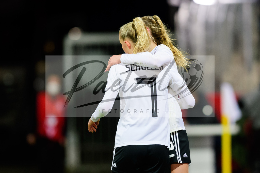 GERTUR20211126_179 | Fussball, Frauen: Jule Brand (Germany) Torjubel, jubelt nach ihrem Treffer zum 4:0 mit Lea Schueller (Germany) bei dem Spiel der WM-Qualifikation zwischen Deutschland und Tuerkei im Eintracht-Stadion am 26.11.2021 in Braunschweig, Deutschland. - Realisiert mit Pictrs.com