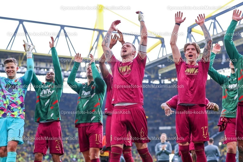 BVB08032501170 | 08.03.2025, Fußball, Borussia Dortmund - FC Augsburg, 1. Fußball Bundesliga, 25. Spieltag, Signal Iduna Park, Saison 2024 2025: Abschlussjubel nach dem 1:0 Sieg für Augsburg. Die Mannschaft steht jubelnd vor den Fans. Torwart Finn Dahmen (FC Augsburg #1) Alexis Claude-Maurice (FC Augsburg #20) Arne Maier (FC Augsburg #10) Jeffrey Gouweleeuw (FC Augsburg #6) Kristijan Jakic (FC Augsburg #17)DFB regulations prohibit any use of photographs as image sequences and or quasi-video.