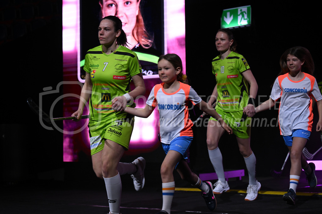 Kloten-Dietlikon Jets vs Skorpion Emmental Zollbrück - 15. April 2023 | 15.04.2023, Kloten, stimo arena, Swiss Unihockey Superfinal Frauen: Kloten-Dietlikon Jets - UHV Skorpion Emmental, Marylin Thomi (#7 Skorpion Emmental Zollbrueck) und Nadia Reinhard (#10 Skorpion Emmental Zollbrueck) mit Einlaufkids. - Realisiert mit Pictrs.com