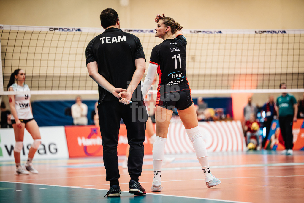 Volleyball | Frauen | Saison 2025/2026 | Volleyball Bundesliga | ETV Hamburger Volksbank Volleys vs. USC Münster | 22.01.2026 | v.l. Trainer Markus Friedrich (ETV Hamburger Volksbank Volleys) und Svea Frobel (#11, ETV Hamburger Volksbank Volleys) im Gespräch