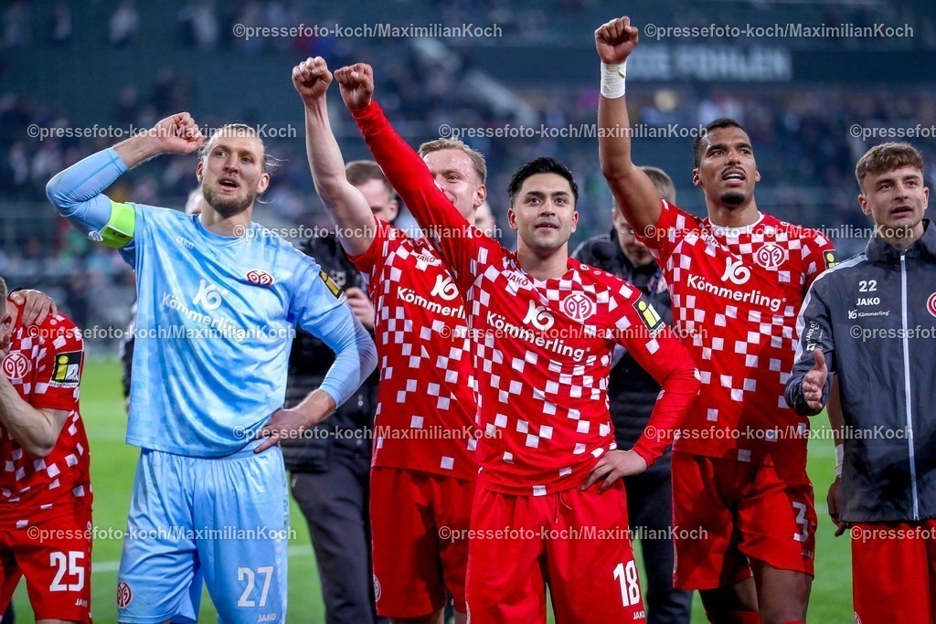 BMG07032501112 | 07.03.2025, Fußball, Borussia Mönchengladbach - 1.FSV Mainz 05, 1. Fußball Bundesliga, Borussia-Park, Saison 2024 2025: Torjubel nach dem 3:1 Sieg. Die Mainzer Mannschaft steht jubelnd auf dem Spielfeld und feiert den Erfolg gegen Mönchengladbach. Torwart Robin Zentner (Mainz05 #27) Lennard Maloney (Mainz05 #15) Nadiem Amiri (Mainz05 #18) Moritz Jenz (Mainz05 #3)DFB regulations prohibit any use of photographs as image sequences and or quasi-video.