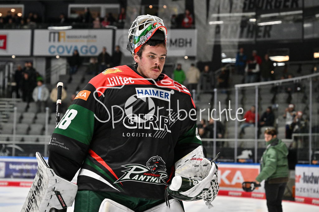 Augsburger Panther - Adler Mannheim | im Bild ein enttaeuschter Strauss MANN (Augsburger Panther #38) nach der Niederlage gegen Mannheim / Freisteller / Einzelfoto / DEL: Augsburger Panther - Adler Mannheim, Curt Frenzel Stadion am 26.12.2024