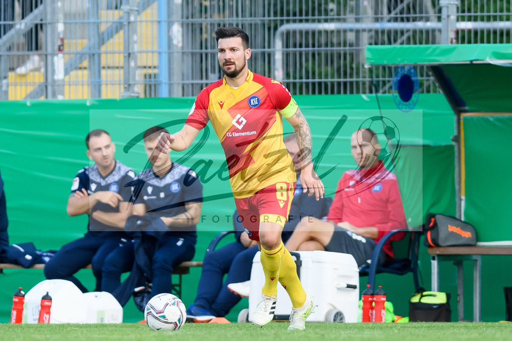 LOTKSC20210809_199 | Fussball, Herren: Jerome Gondorf (Karlsruher SC) in Aktion, am Ball, Einzelaktion beim Spiel der 1. Runde im DFB-Pokal zwischen SF Lotte und Karlsruher SC im Stadion am Lotter Kreuz am 09.08.2021 in Lotte, Deutschland.DFB / DFL REGULATIONS PROHIBIT ANY USE OF PHOTOGRAPHS AS IMAGE SEQUENCES AND/OR QUASI-VIDEO. - Realisiert mit Pictrs.com