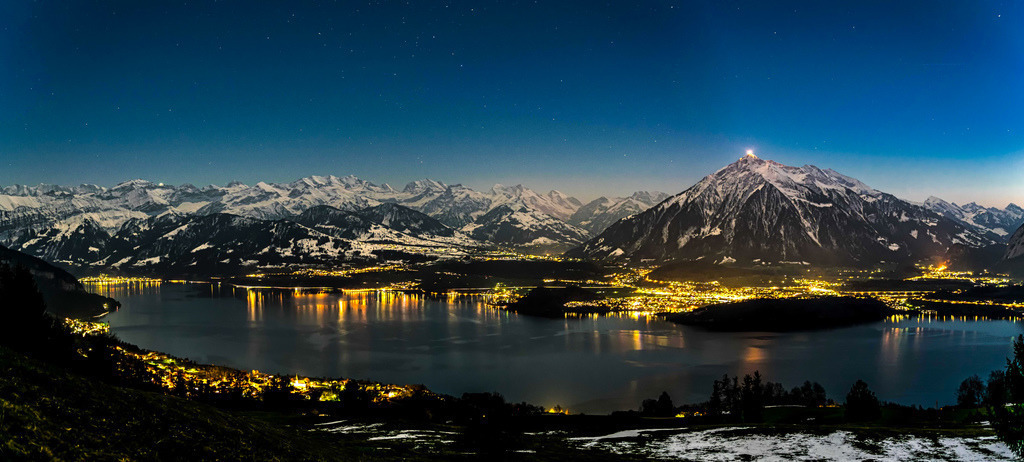 Thunersee | Blue hour at the Lake of Thoune with Bernese Alps.
• 1/5 | ultraHD Fuji Crystal DP II | 41.6 x 90 cm |  | 84 | 1139 | CHF 150
• 2/5 | ultraHD Fuji Crystal DP II | 41.6 x 90 cm |  | 84 | 1155 | CHF 150 - Realisiert mit Pictrs.com