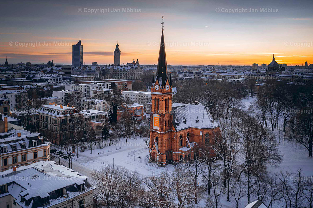 Leipzig von oben | Die Leipzig Skyline von oben ist ein echtes Highlight für Fotofans, Städtereisende und alle, die Leipzigs Kontraste zwischen Historie und Moderne schätzen – von City-Hochhäusern über Uni-Riese bis Völkerschlachtdenkmal und jede Menge Grün drumherum. - Realisiert mit Pictrs.com