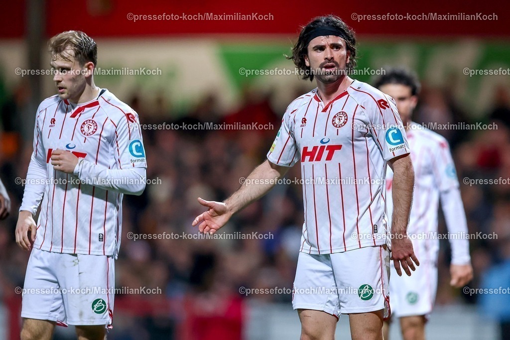 FKo26022601073 | 26.02.2026, Fußball, Landespokal Mittelrhein, SC Fortuna Köln - TSV Alemannia Aachen, Südstadion, Viertelfinale Bitburger-Pokal, Saison 2025 2026: David Kamm Al-Azzawe&nbsp; (SC Fortuna Köln #15) gestikulierend auf dem Spielfeld   DFB regulations prohibit any use of photographs as image sequences and or quasi-video.