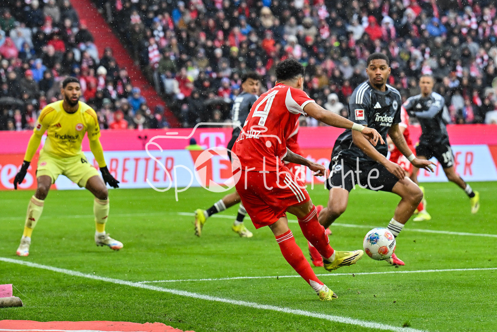 FC Bayern München - Eintracht Frankfurt | MUNICH, GERMANY - 21. FEBRUARY: Luis DIAZ (FC Bayern Munich 14) schlägt einen Ball in den Starfraum während dem Bundesligamatch zwischen dem FC Bayern München und der SG Eintracht Frankfurt am 23. Spieltag in der Allianz Arena / DFL REGULATIONS PROHIBIT ANY USE OF PHOTOGRAPHS AS IMAGE SEQUENCES AND/OR QUASI-VIDEO