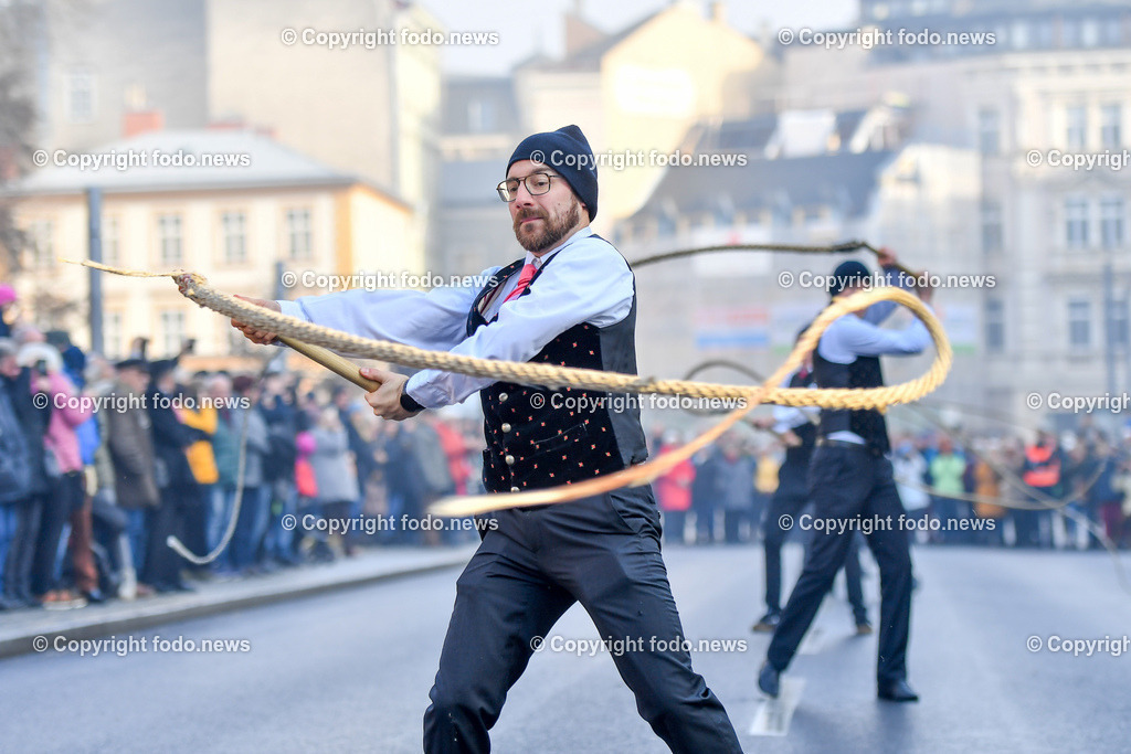 Aperschnalzen 2023_ Neujahrschnalzen_ Turmblaeser_ Promenade_ Landhaus Linz_ 01.01.2023-14 | 01.01.2023, Promenade Linz, AUT, Landhaus im Bild Neujahrschnalzen 2023, Turmblaeser, Prangerschuetzen, Trachtenverein Altstaedter Bauerngmoa, Aperschnalzen