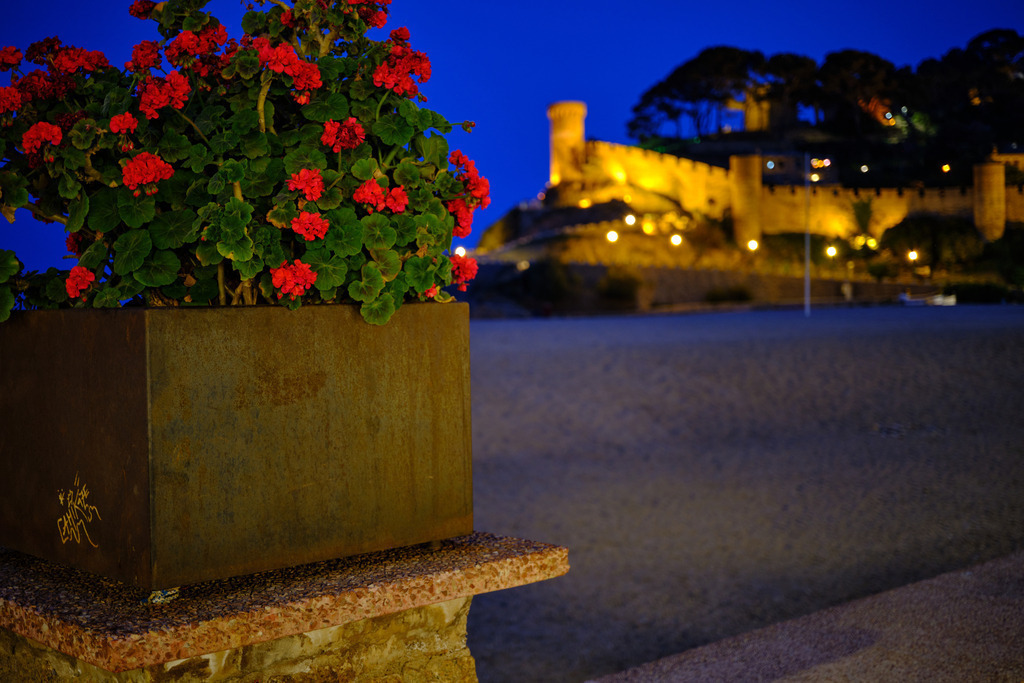 Blick über den Strand auf die Vila Vella im Abendlicht | Tossa de Mare, Frankreich - May 13, 2024: Blick über den Strand auf die Vila Vella im Abendlicht. - Realisiert mit Pictrs.com