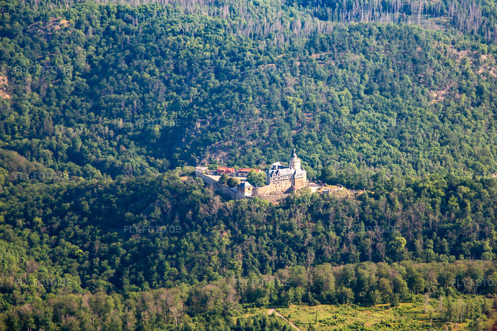 Luftbild: Burg Falkenstein (Harz) im Ortsteil Pansfelde in Falkenstein im Bundesland Sachsen-Anhalt in Deutschland. – Foto: IMG_136745.jpg vom 18.06.2023 durch Werner Riehm/FLY-FOTO.de – Auflösung des Originals: 4703 x 3135 px – Burg Falkenstein - Kulturstiftung Sachsen-Anhalt