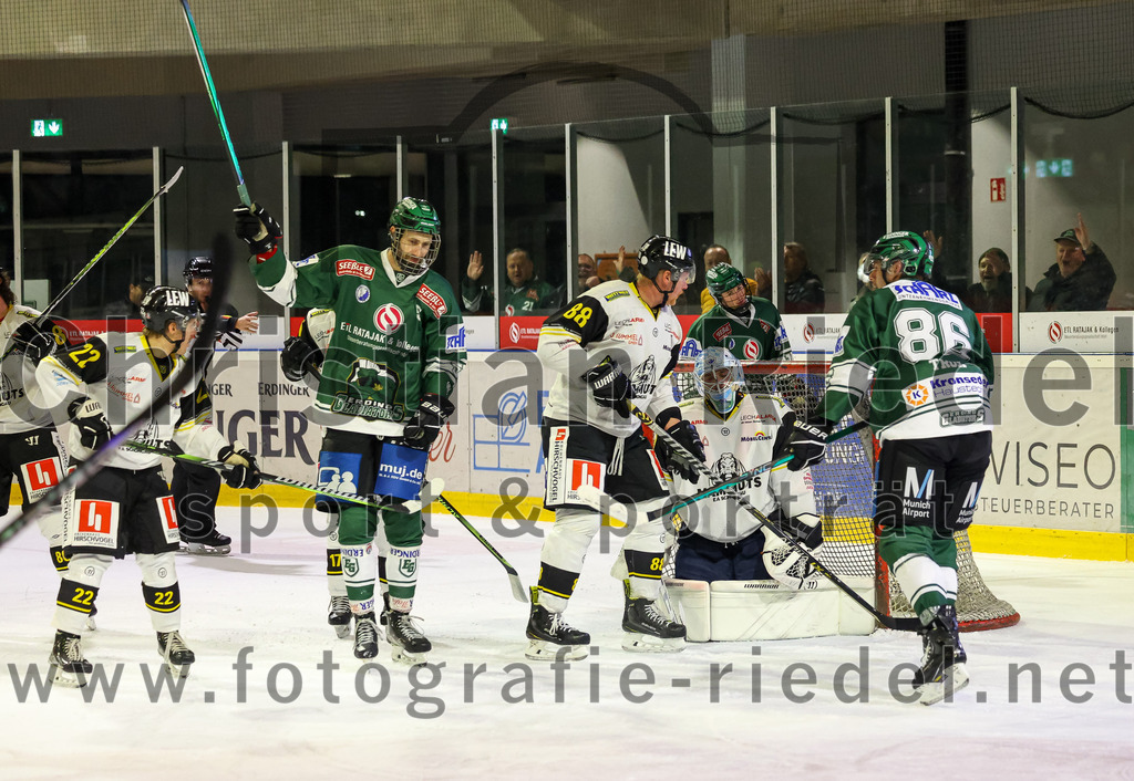 2023-11-17_119_TSV_Erding_gegen_EA_Schongau | Erding, Deutschland, 17.11.2023:
Eishockey, Bayernliga Vorrunde 2023 / 2024, 10. Spieltag, TSV Erding gegen EA Schongau, Endergebnis: 12:4

Florian Zimmermann (Erding Gladiators, #5), Mathias Schuster (EA Schongau, #88), Torwart Xaver Nagel (EA Schongau, #80), Michael Trox (Erding Gladiators, #86)

Foto: Christian Riedel / fotografie-riedel.net