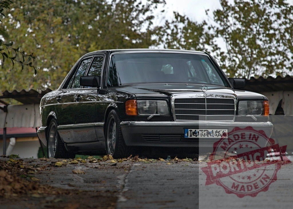 Mercedes-Benz S-Class W126 black classic luxury sedan | Black Mercedes-Benz S-Class W126 car parked on a road with autumn leaves - Realisiert mit Pictrs.com