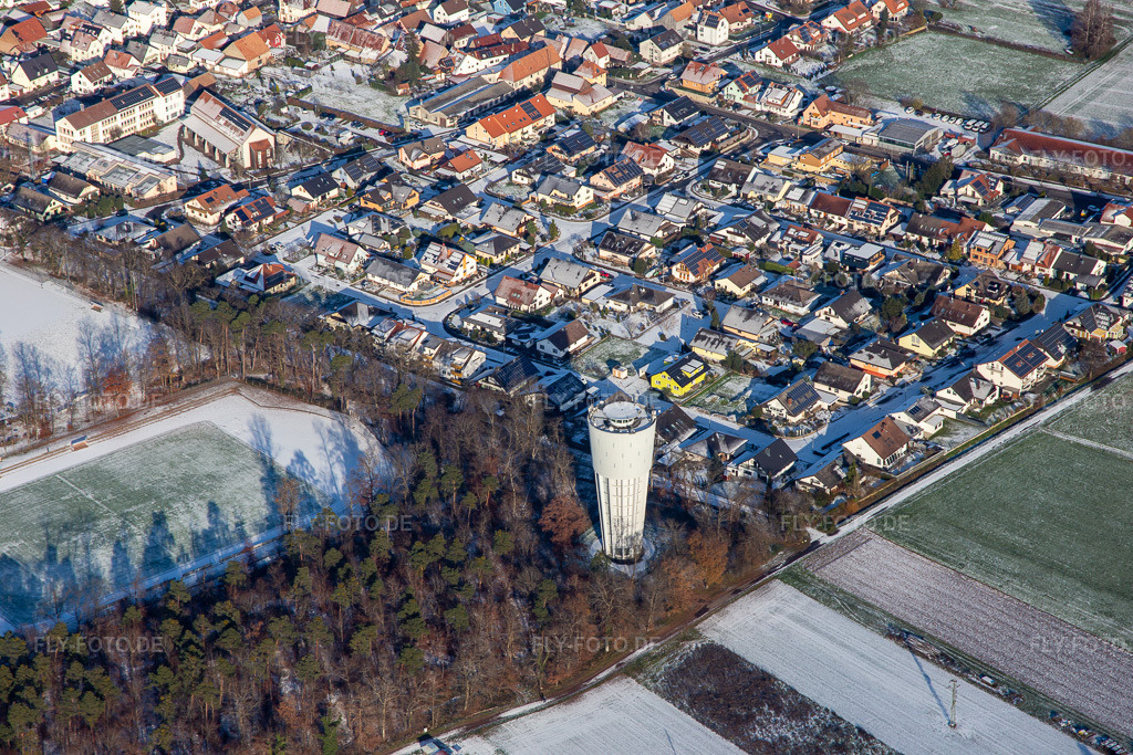 Luftbild: Wasserturm im Winter bei Schnee in Hatzenbühl im Bundesland Rheinland-Pfalz in Deutschland. Foto: IMG_135408.jpg vom 16.12.2022 durch Werner Riehm/FLY-FOTO.de