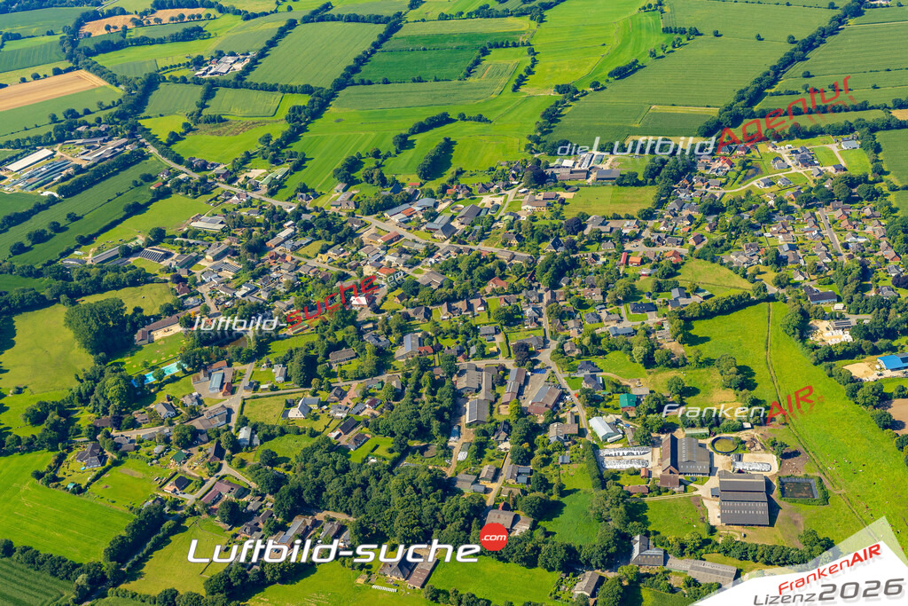 Übersichts Bild Dellstedt - Die Luftaufnahme wurde 2025 vom UL-Flugzeug heraus erstellt ( keine Drohnenaufnahme ) - Hochauflösende Luftaufnahme - für Wandbilder und großformatige Ausdrucke geeignet. Das besondere Geschenk!Hier alle&nbsp;Infos zur Lizenzierung der LuftaufnahmeWir fliegen auch dieses Jahr wieder in Ihre Region um Luftbilder zu erstellen.- Luftbild anfragen