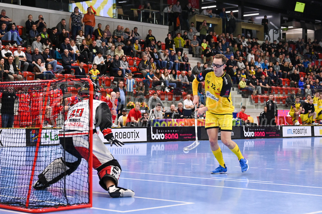 HC Rychenberg vs Floorball Köniz - 18. Dezember 2022 | HC Rychenberg vs Floorball Köniz
AXA Arena, Winterthur
Michel Wöcke (#22 HC Rychenberg) verwandelt seinen Penalty gegen Patrick Eder (#30 Floorball Köniz) souverän mittels Zorro.
Bild: Sportfotografie Markus Aeschimann | www.markus-aeschimann.ch - Realisiert mit Pictrs.com