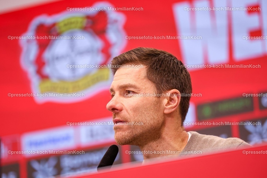 Lev14012501102 | 14.01.2025, Fußball, Bayer 04 Leverkusen - 1. FSV Mainz 05, 1. Fußball Bundesliga, 17. Spieltag, BayArena, Saison 2024 2025: Pressekonferenz mit den Trainern nach dem Spiel - Cheftrainer Xabi Alonso (Bayer 04 Leverkusen Trainer)DFB regulations prohibit any use of photographs as image sequences and or quasi-video.
