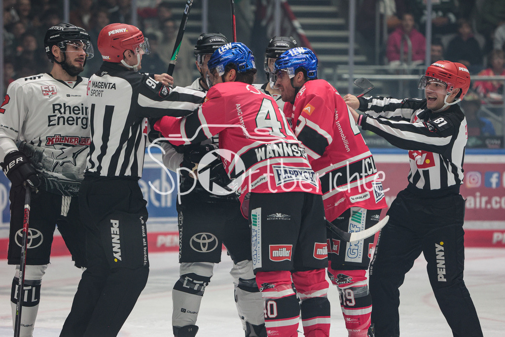Augsburger Panther - Koelner Haie  | Sebastian Waennstroem (AEV #40) und Moritz Mueller (KEC #91) sind sich nicht ganz gruen / Michael Clarke (AEV #49)/ Sebastian Wännström