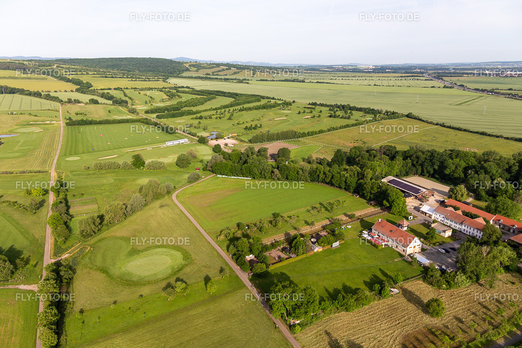 Gelände des Golfplatz " Drei Gleichen Mühlberg e.V. " in Mühlberg | Luftbild: Gelände des Golfplatz " Drei Gleichen Mühlberg e.V. " in Mühlberg im Ortsteil Mühlberg in Drei Gleichen im Bundesland Thüringen in Deutschland. Foto: IMG_007699.jpg vom 15.06.2021 durch Werner Riehm/FLY-FOTO.de - Realisiert mit Pictrs.com