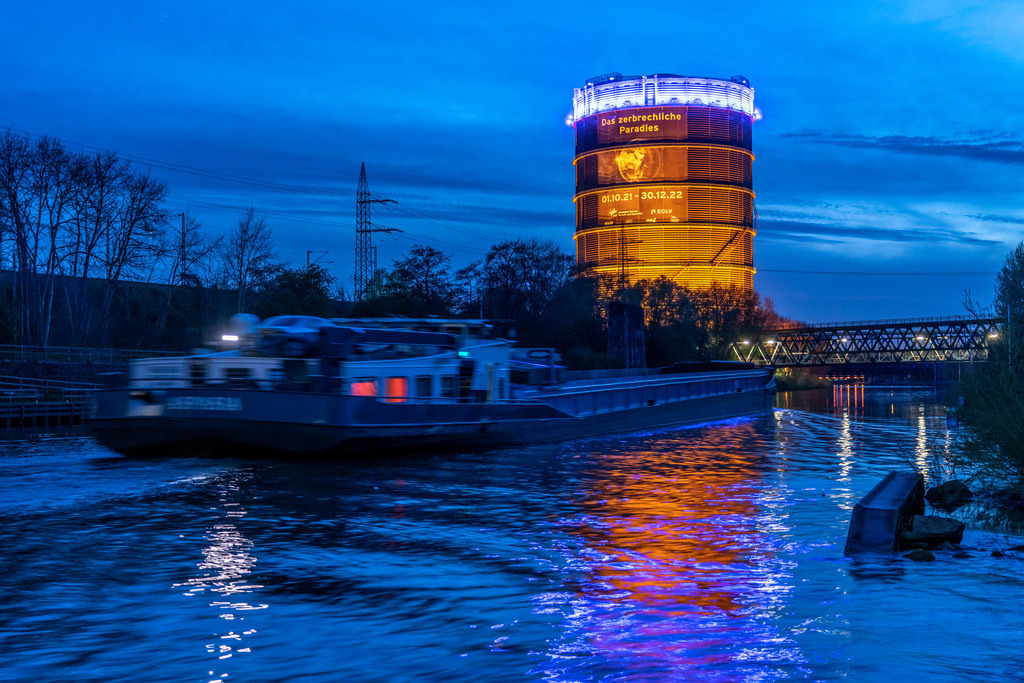 JT-220411 | Neue Mitte Oberhausen, Gasometer Ausstellungshalle, nach der Renovierung, Rhein-Herne-Kanal, abendliche Beleuchtung, Kanalschiff, Ausstellung Das zerbrechliche Paradies, NRW, Deutschland,  - Realisiert mit Pictrs.com