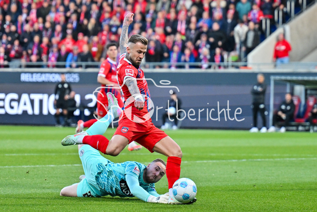 1. FC Heidenheim - SV Elversberg 07 | Im duell Niklas DORSCH (Heidenheim 39) und Nicolas KRISTOF (SV Elversberg 20) / Zweikampf / Relegation Bundesliga: 1. FC Heidenheim - SV Elversberg 07, Voith-Arena am 22.05.2025 / DFL REGULATIONS PROHIBIT ANY USE OF PHOTOGRAPHS AS IMAGE SEQUENCES AND/OR QUASI-VIDEO / BLD / ZDF