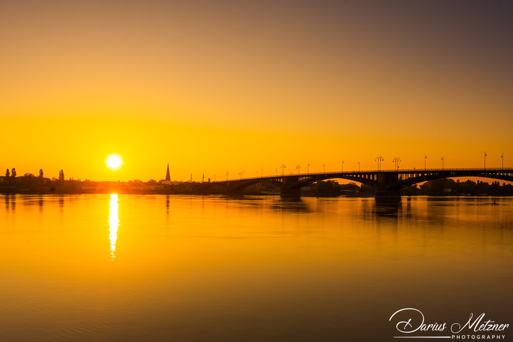 Theodor-Heuss-Brücke in Mainz | Die Theodor-Heuss-Brücke verbindet über den Rhein die Landeshauptstadt Mainz mit dem Ortsbezirk Mainz-Kastel von Wiesbaden. 