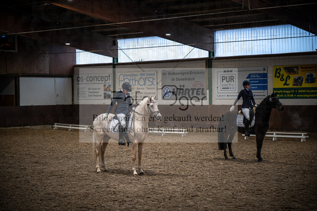 Hallenreittunier Voxtrup 2023 | Entdecke hochwertige Reitturnierfotos von Foto Oger. Professionell, emotional und authentisch – jetzt Lieblingsmomente im Shop bestellen. - Realisiert mit Pictrs.com