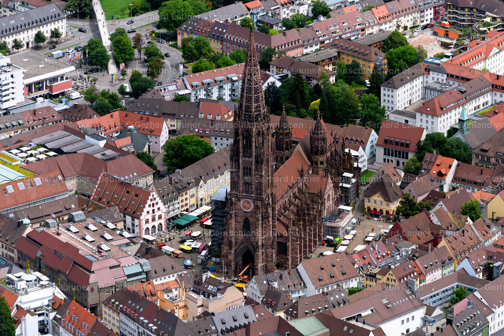 4032809 | FREIBURG IM BREISGAU 30.06.2020 Der Münsterturm vom Freiburger Münster im Altstadt- Zentrum in Freiburg im Breisgau im Bundesland Baden-Württemberg, Deutschland. // Church building Freiburger Muenster and market activities in the Old Town- center of downtown Freiburg im Breisgau in the state Baden-Wurttemberg, Germany. Foto: Gerhard Launer