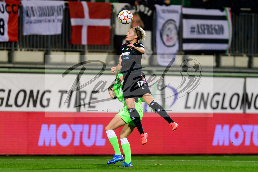 WOBJUV20211118_017 | Fussball, Frauen: Kathrin Hendrich (VfL Wolfsburg) und Lina Hurtig (Juventus FC) im Zweikampf bei dem Spiel der UEFA Women´s Champions League zwischen VfL Wolfsburg und Juventus Turin im AOK-Stadion am 18.11.2021 in Wolfsburg, Deutschland. - Realisiert mit Pictrs.com