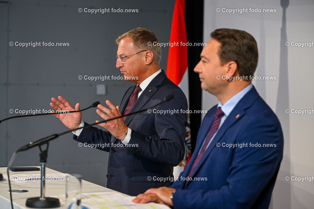 Pressekonferenz LH Stelzer_ LH-Stv. Haimbuchner_ Arbeitsklausur 2023_ 12.09.2023-16 | 12.09.2020, OK Mediendeck Linz, AUT, Pressekonferenz LH Thomas Stelzer, LH-Stv. Manfred Haimbuchner, Menschen entlasten. Wirtschaft foerdern, Präsentation der Ergebnisse der Arbeitsklausur von OoeVP und FPoe Oberoesterreich, im Bild LH Thomas Stelzer (VP), LH-Stv. Manfred Haimbuchner (FP)
