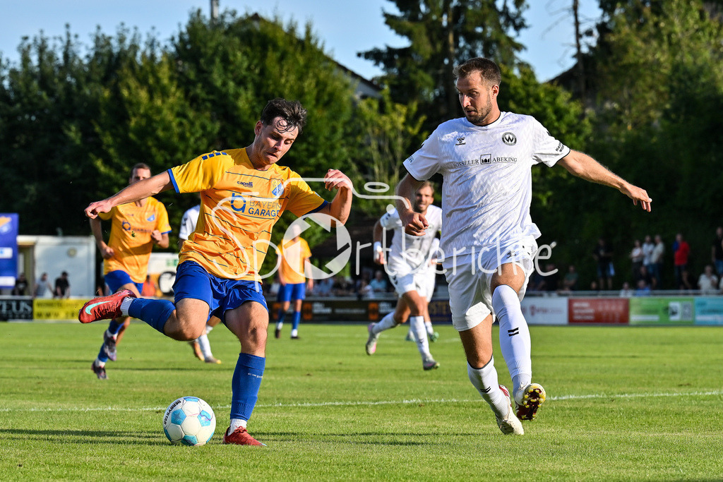 FC Pipinsried - SV Wacker Burghausen | im Duell Nenad PETKOVIC (FCP #17) und Vojtech MARES (SV Wacker Burghausen 5) / Zweikampf / Landespokal Bayern: FC Pipinsried - SV Wacker Burghausen; Küchenstadel-Arena am 26.08.2025