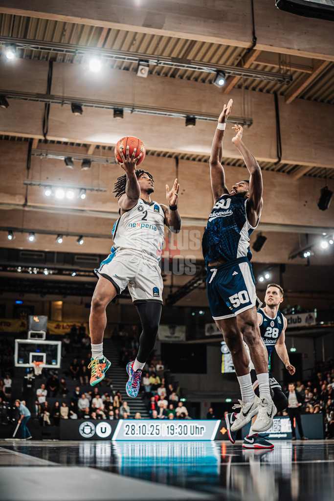 Basketball | Männer | Saison 2025/2026 | BKT EuroCup | Veolia Towers Hamburg vs. Bahcesehir College Istanbul | 14.10.2025 | v.l. Leonard Thorpe Jr. (#2, Veolia Towers Hamburg) gegen Trevion Williams (#50, Bahcesehir College Istanbul)