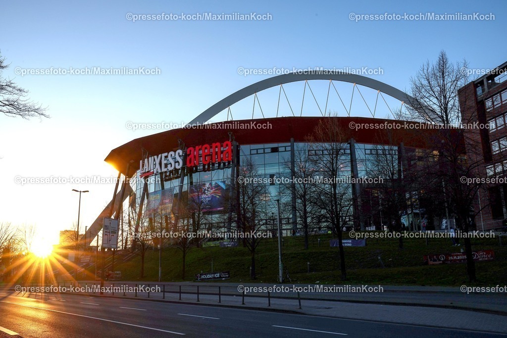 KEC18032501060 | 18.03.2025, Lanxess-Arena Köln Aussenansicht im Sonnenuntergang zur Blauen Stunde